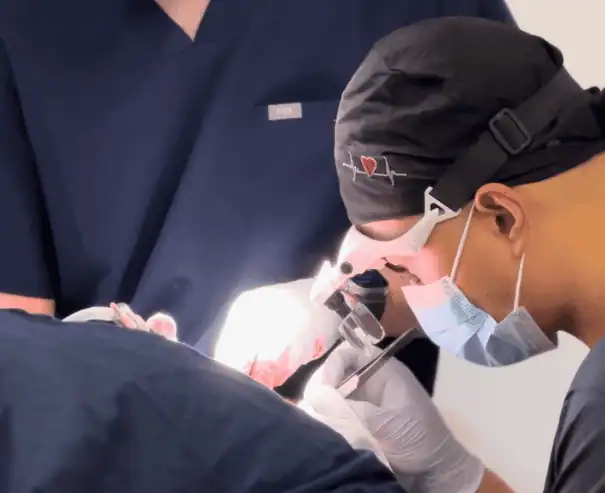surgeon performs FUE hair transplant procedure in Perth.